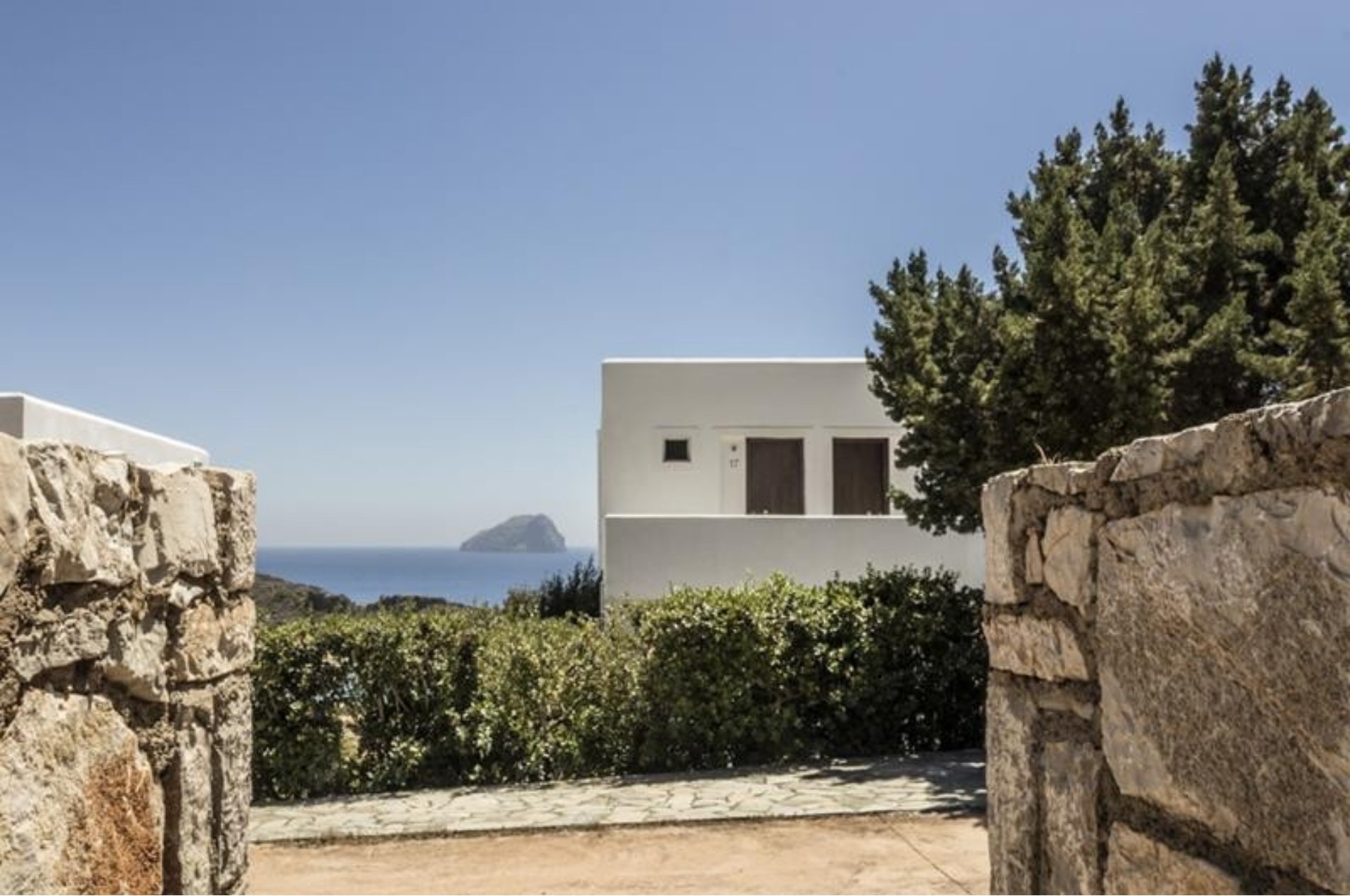 Porto Delfino Retreat in Kythera – Authentic Greek Accommodation for hikers overlooking Kapsali Bay.